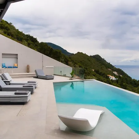Villa Aelliades *